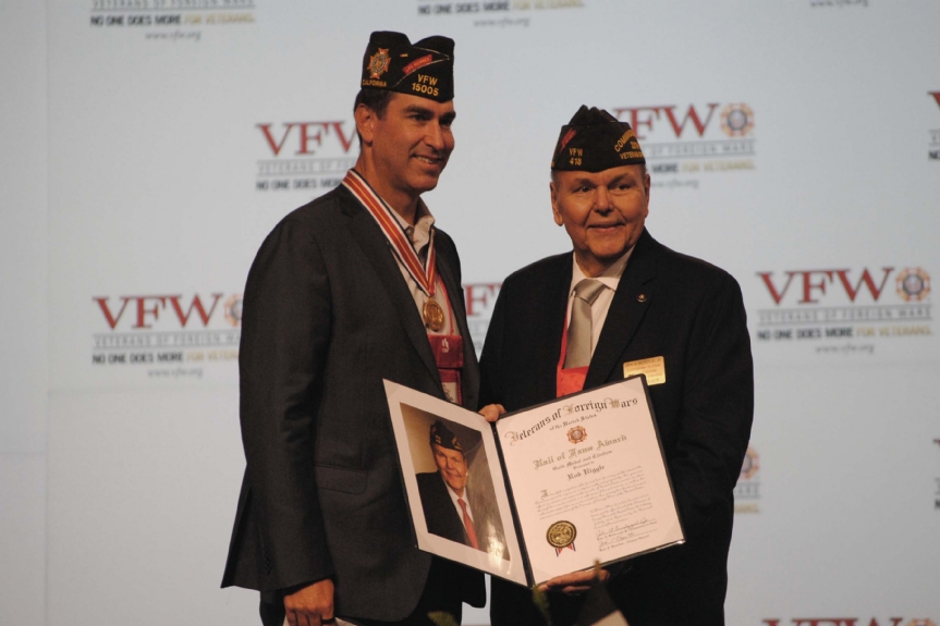 Marine LTC, Ret. Rob Riggle and life member receives a Hall of Fame award from Commander-in-Chief